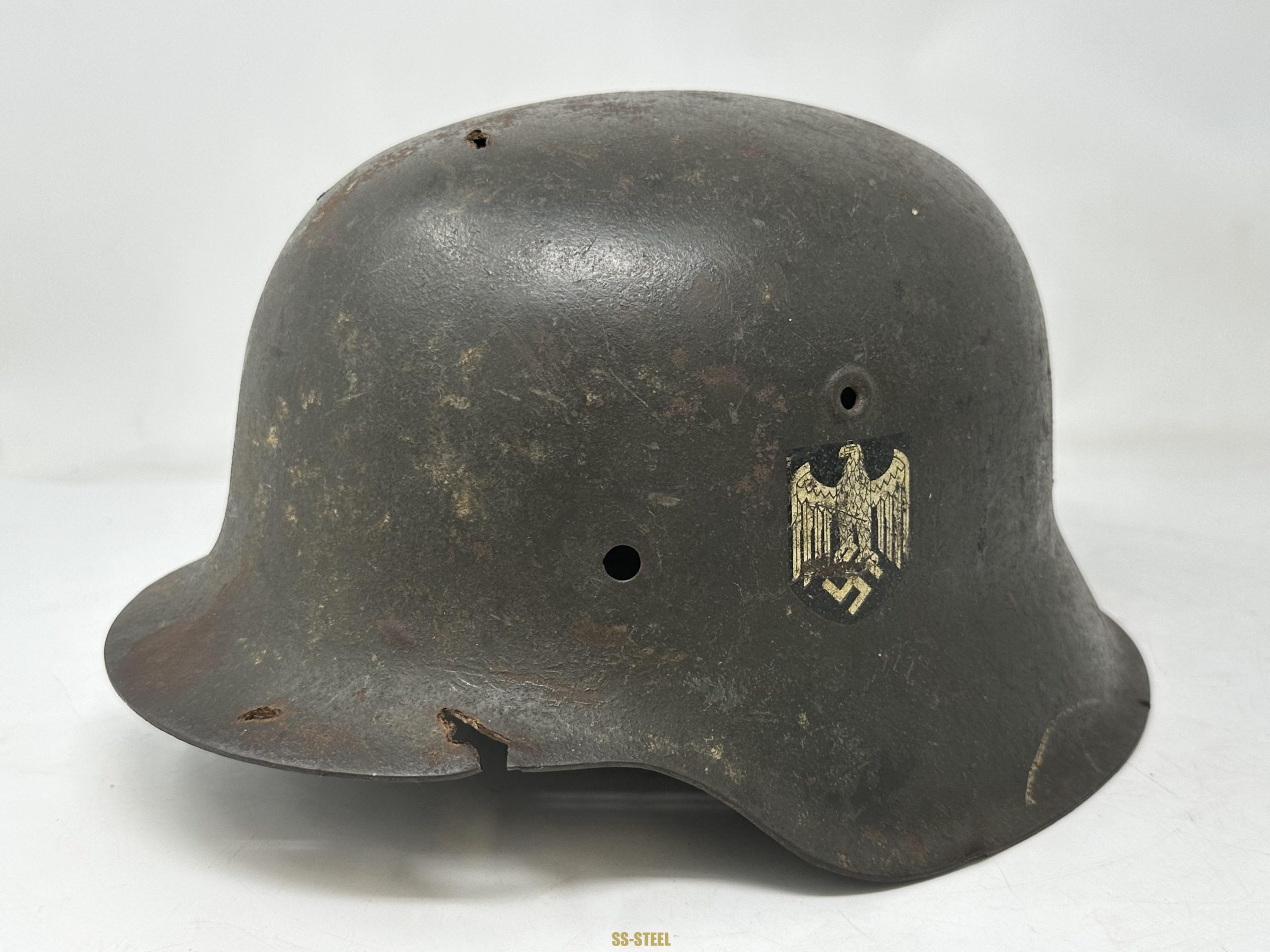 M42 SD Heer KIA Battle Damaged Helmet - Image 3