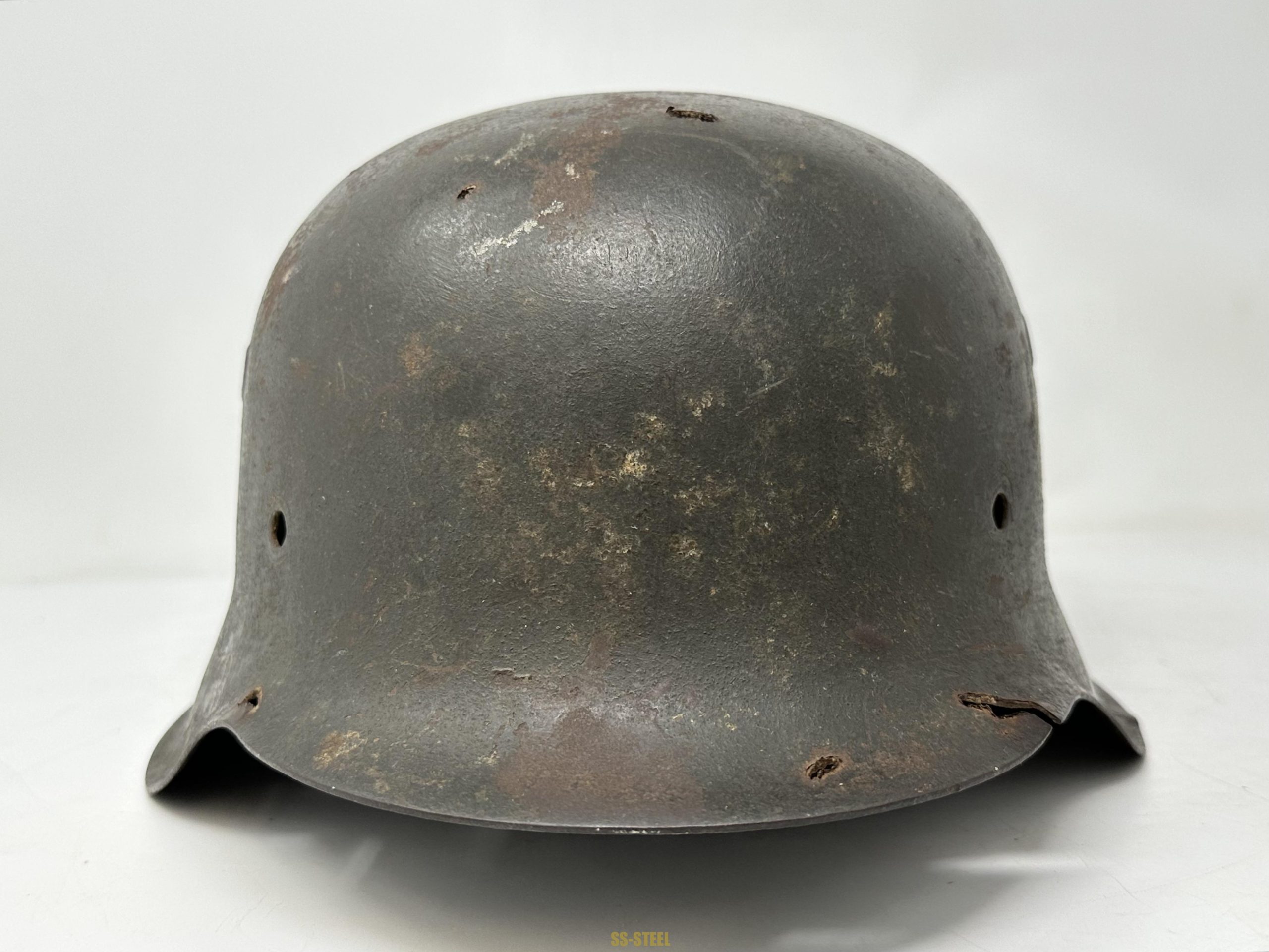 M42 SD Heer KIA Battle Damaged Helmet - Image 4