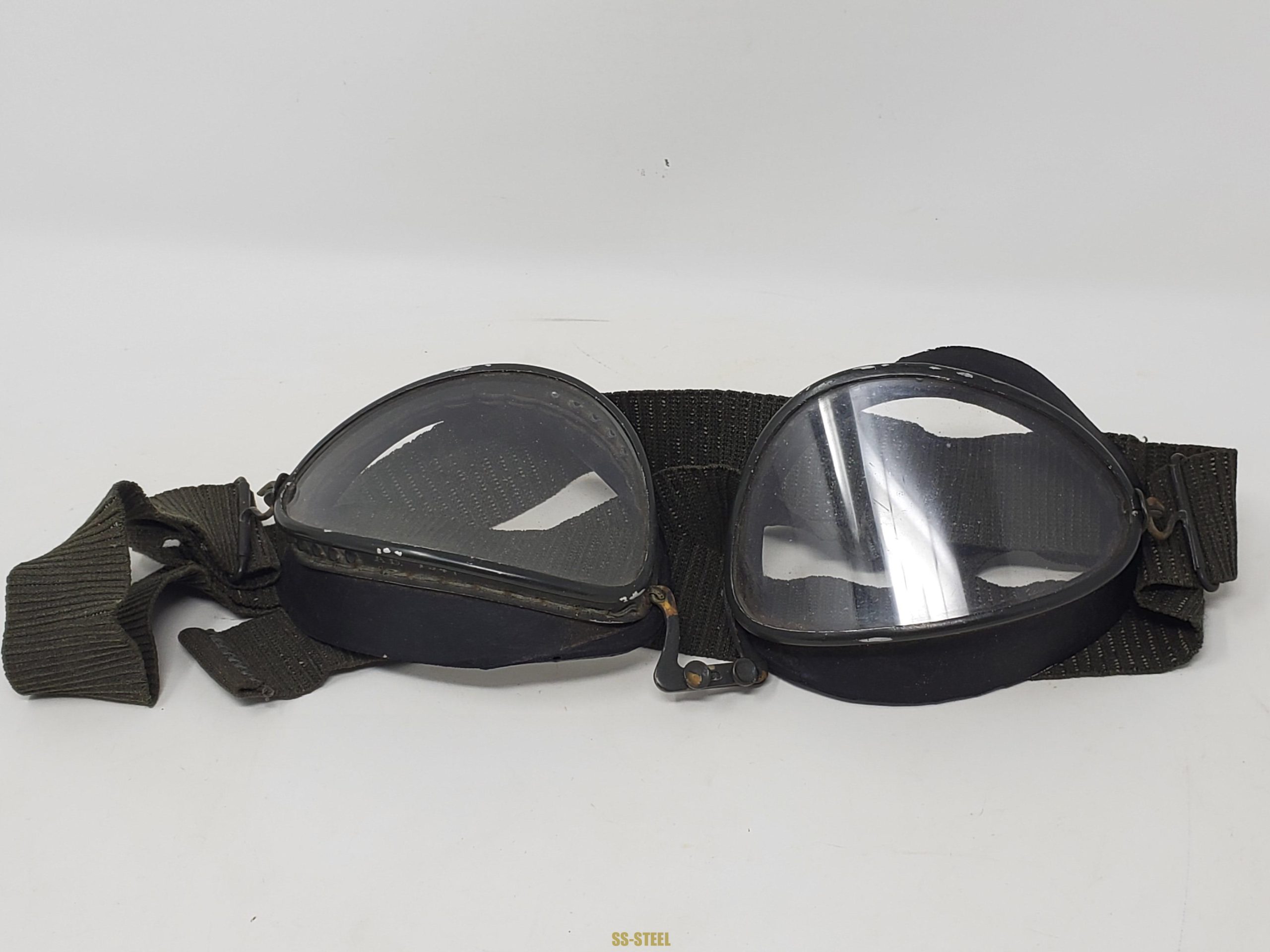 Sharp Luftwaffe Pilot's Helmet and Goggles Set - Image 4