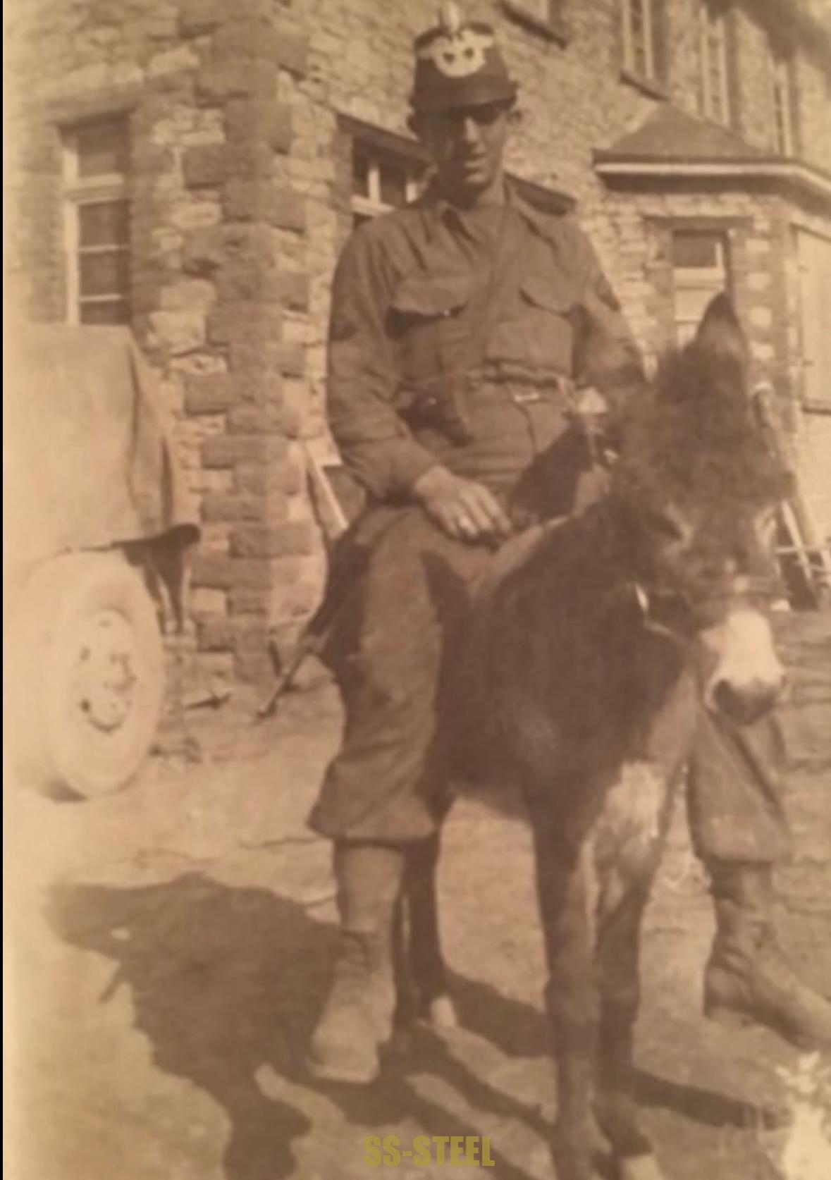 Luftwaffe Flak Officer's Complete Uniform, Veteran / Named - Image 45