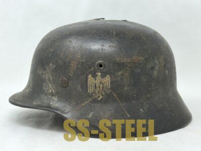 Outstanding Heer M40 KIA Camo Helmet, Bayonet and Badge Grouping - Image 24