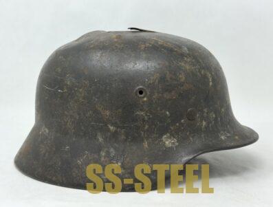 Outstanding Heer M40 KIA Camo Helmet, Bayonet and Badge Grouping - Image 6