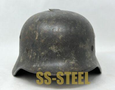 Outstanding Heer M40 KIA Camo Helmet, Bayonet and Badge Grouping - Image 11
