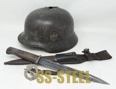 Outstanding Heer M40 KIA Camo Helmet, Bayonet and Badge Grouping - Image 23