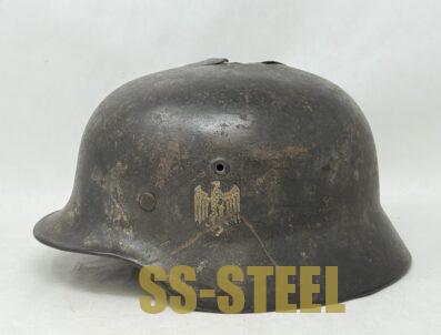 Outstanding Heer M40 KIA Camo Helmet, Bayonet and Badge Grouping - Image 22