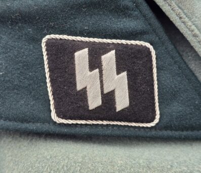 Striking Waffen-SS Medical Officer's Mantel - Image 4